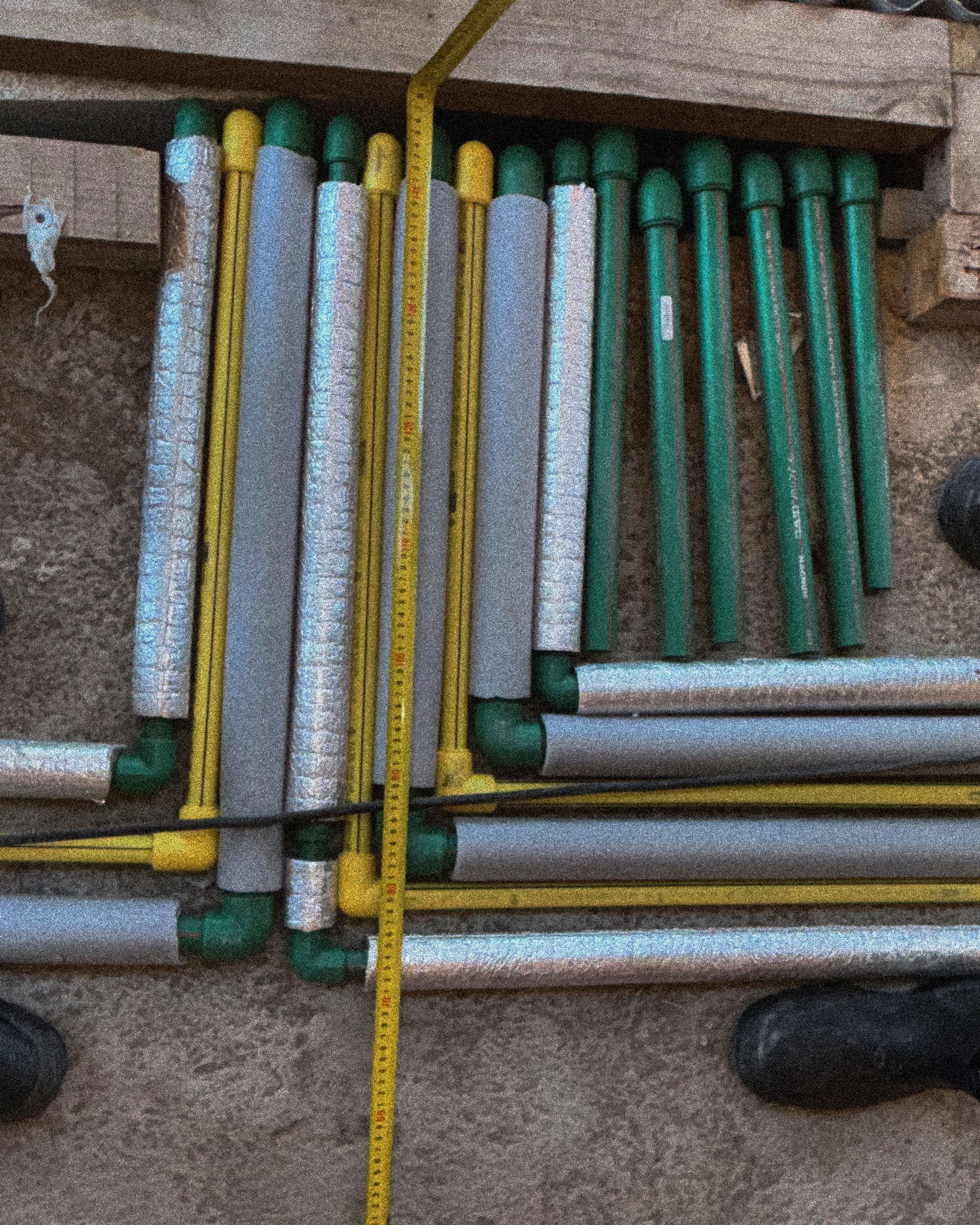 Cañerías de agua aisladas y una cinta métrica en la obra de PSMA, San Martín de los Andes.