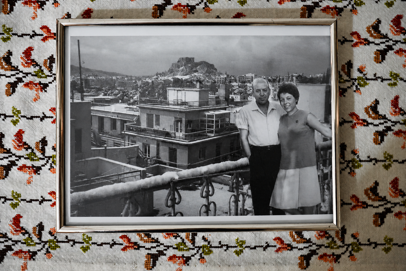 Family photograph on the balcony, c. 1970. In the background, an early example of a balcony enclosure is visible, while the apartment still enjoyed unobstructed views toward the Acropolis.