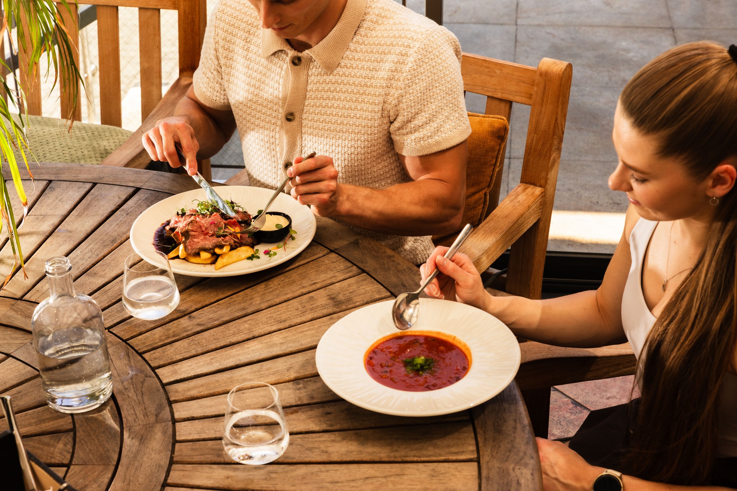 Hosté u oběda na terase restaurace
