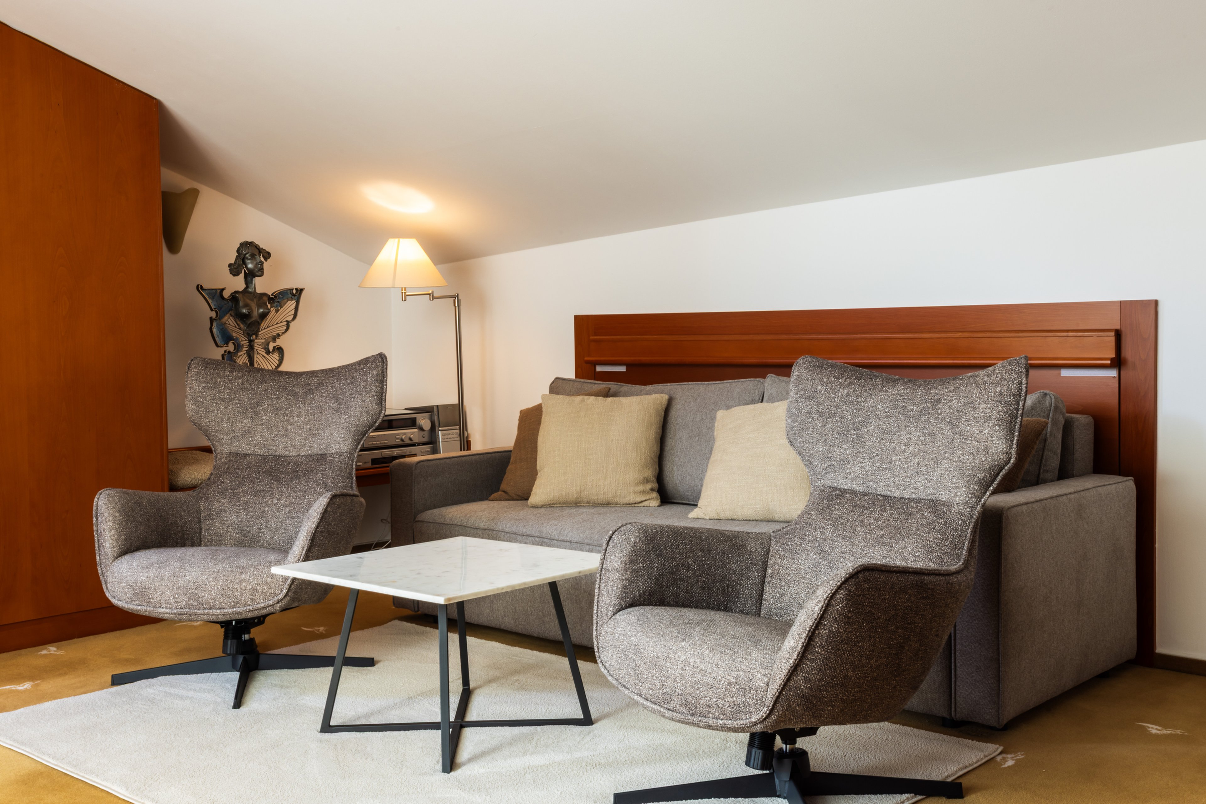 Luxusní apartmá — obývací prostor se sedací soupravou
