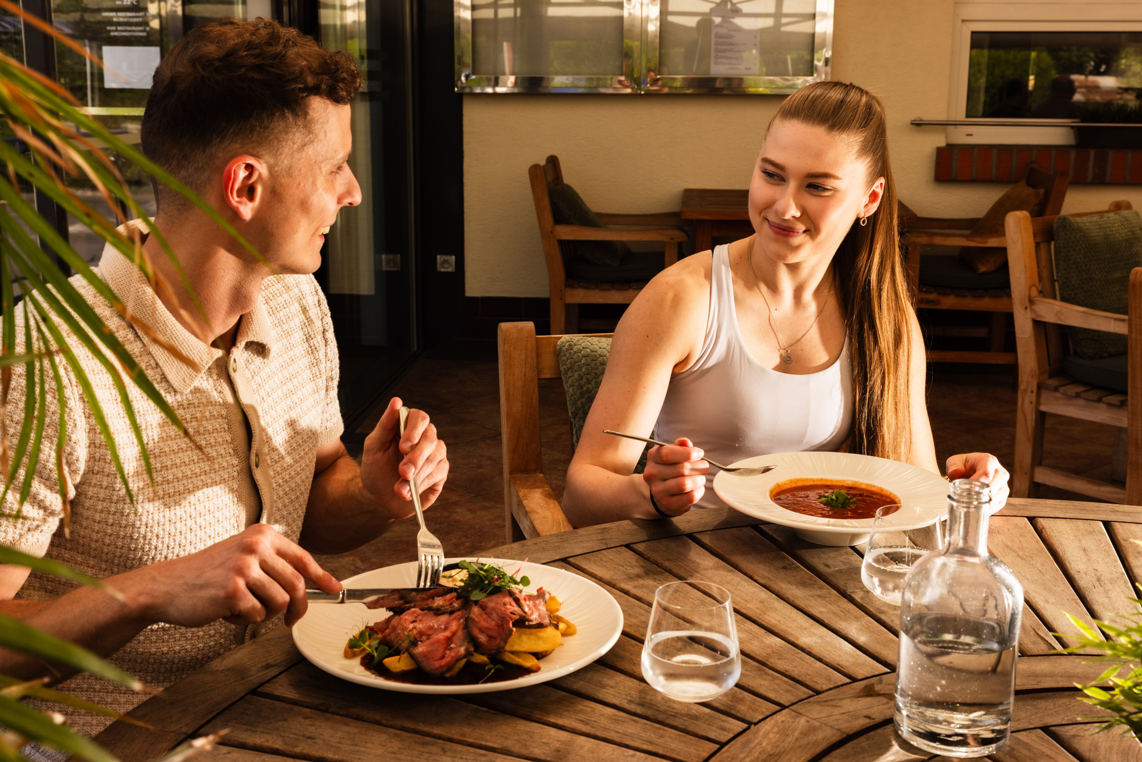 Hosté u jídla na terase restaurace