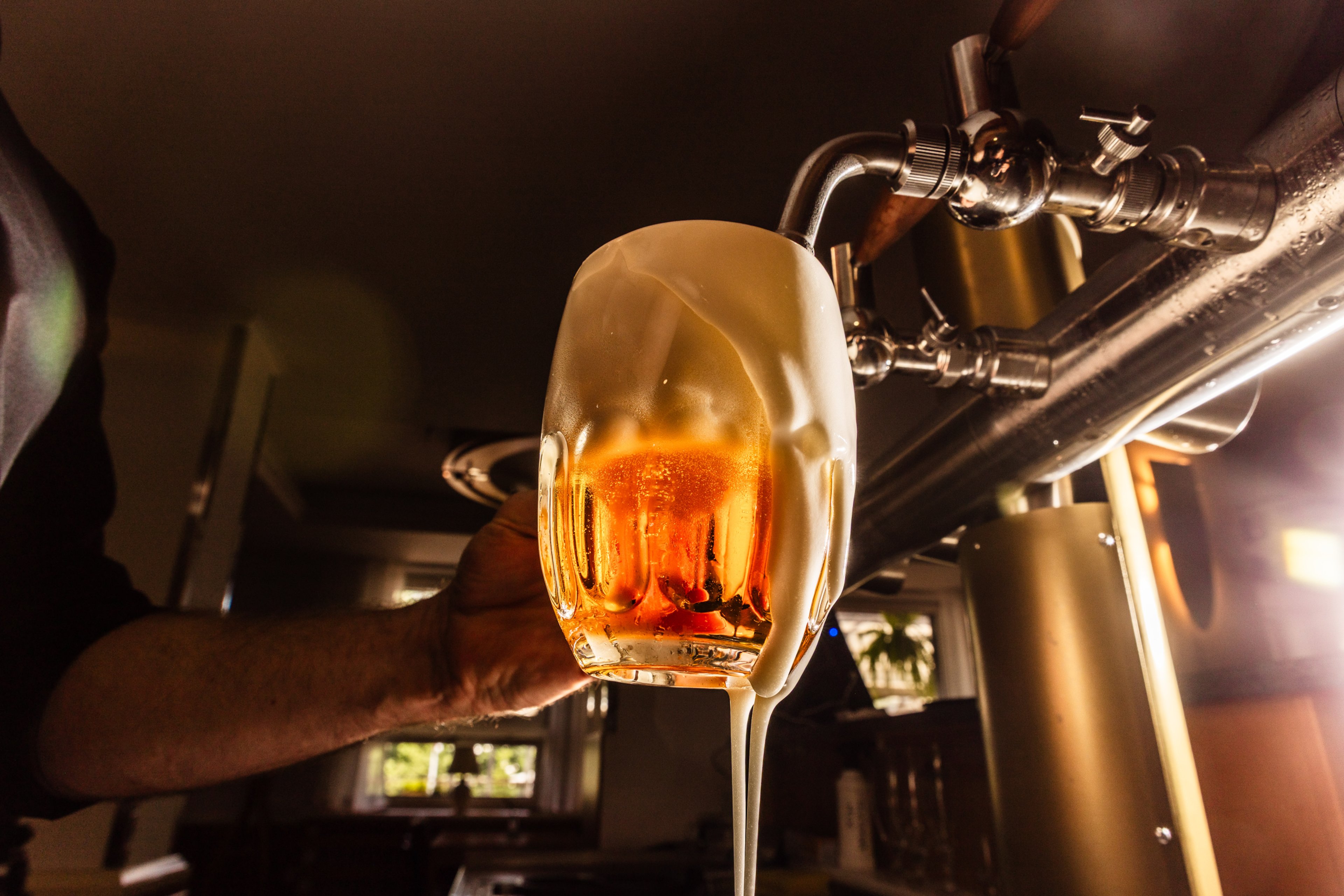 Čepované pivo u baru
