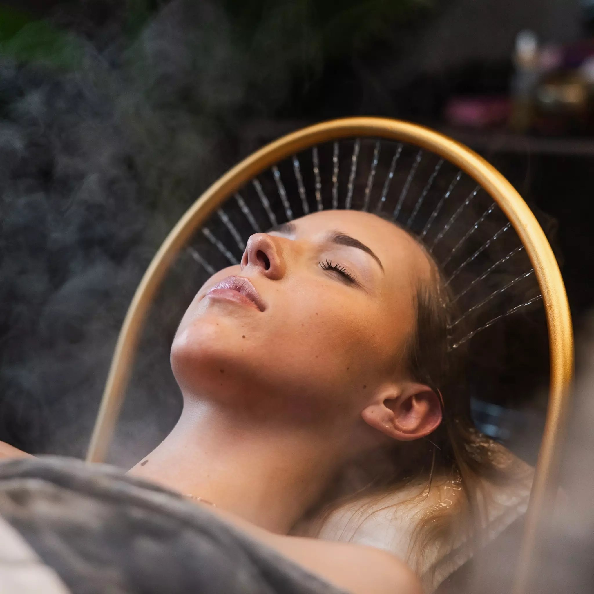 Relaxační head spa — péče o pokožku hlavy pod jemnou vodní sprchou