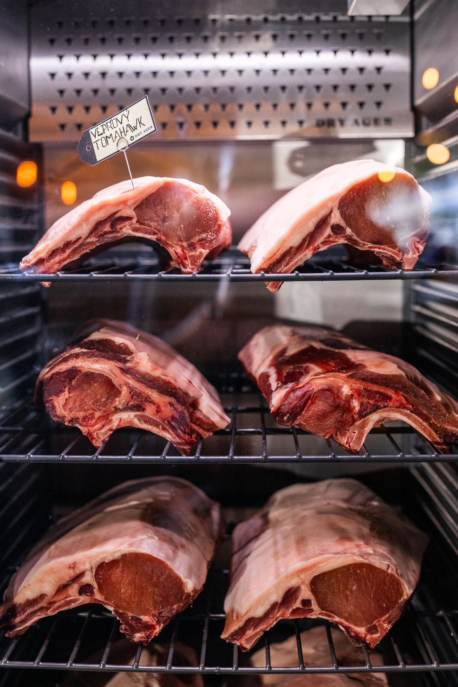 Vyzrávající maso v dry-age lednici
