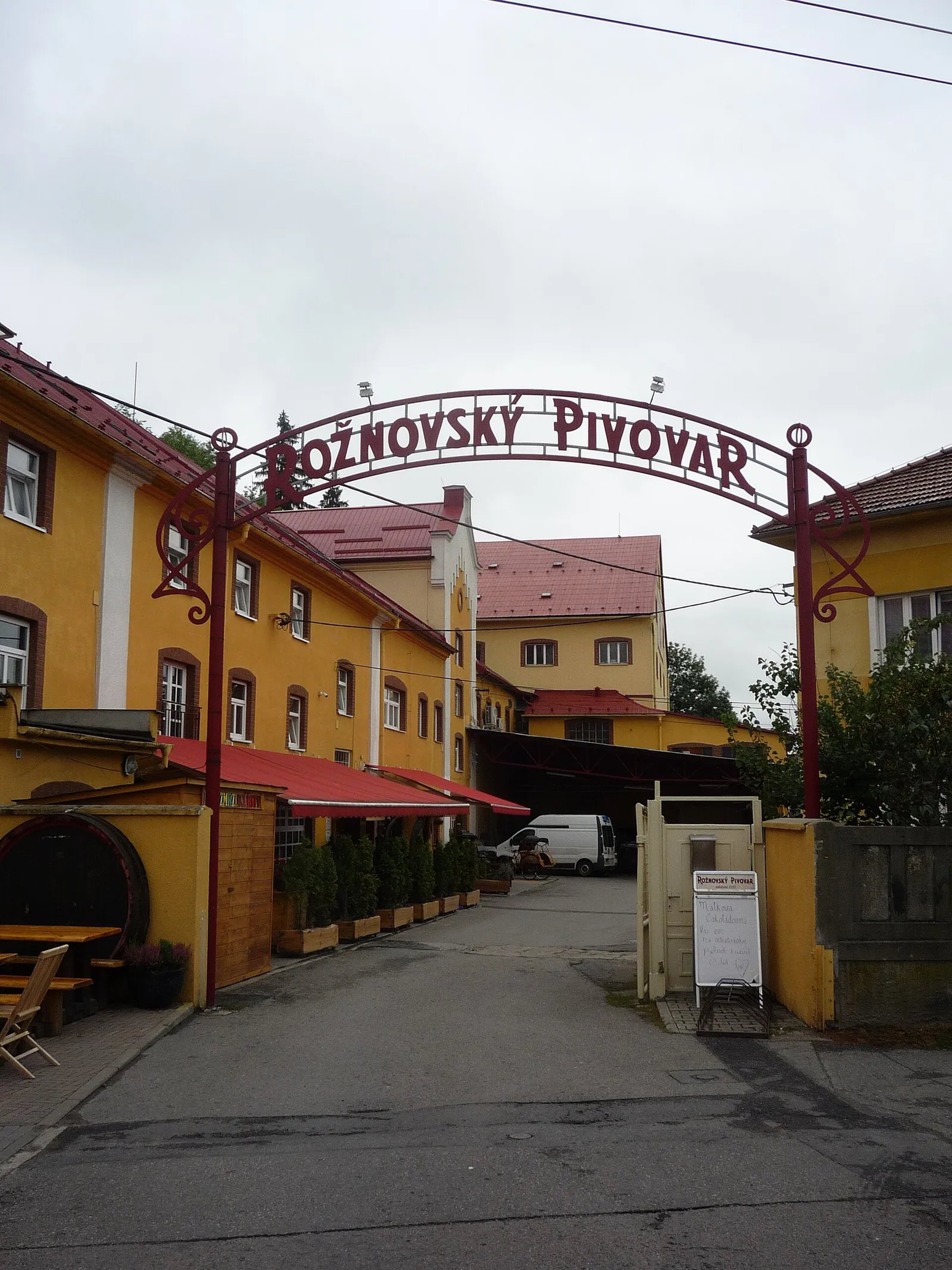 Vchod do Rožnovského pivovaru s vodním kolem