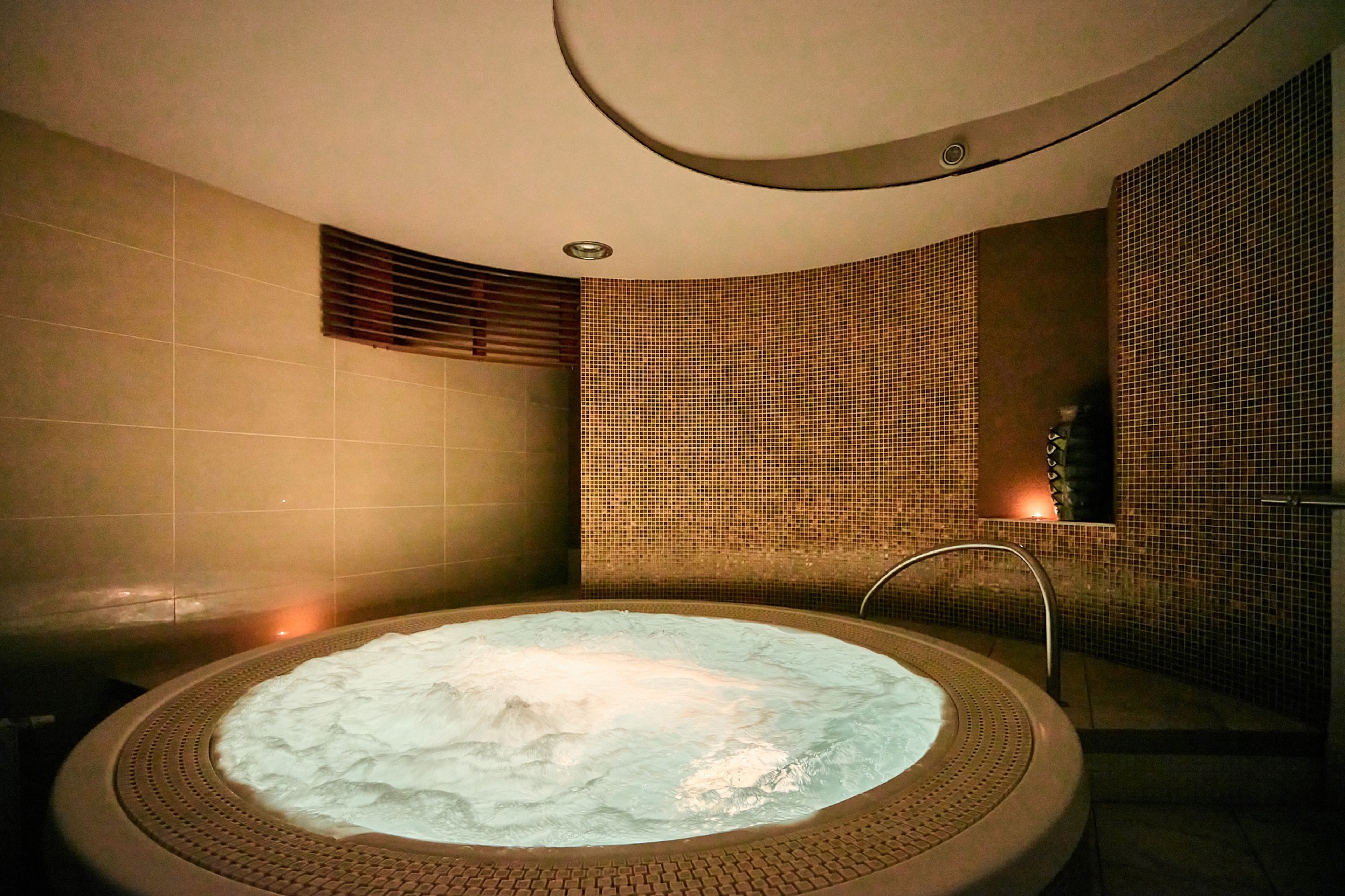 Whirlpool s mozaikovým obkladem ve wellness Hotelu Eroplán