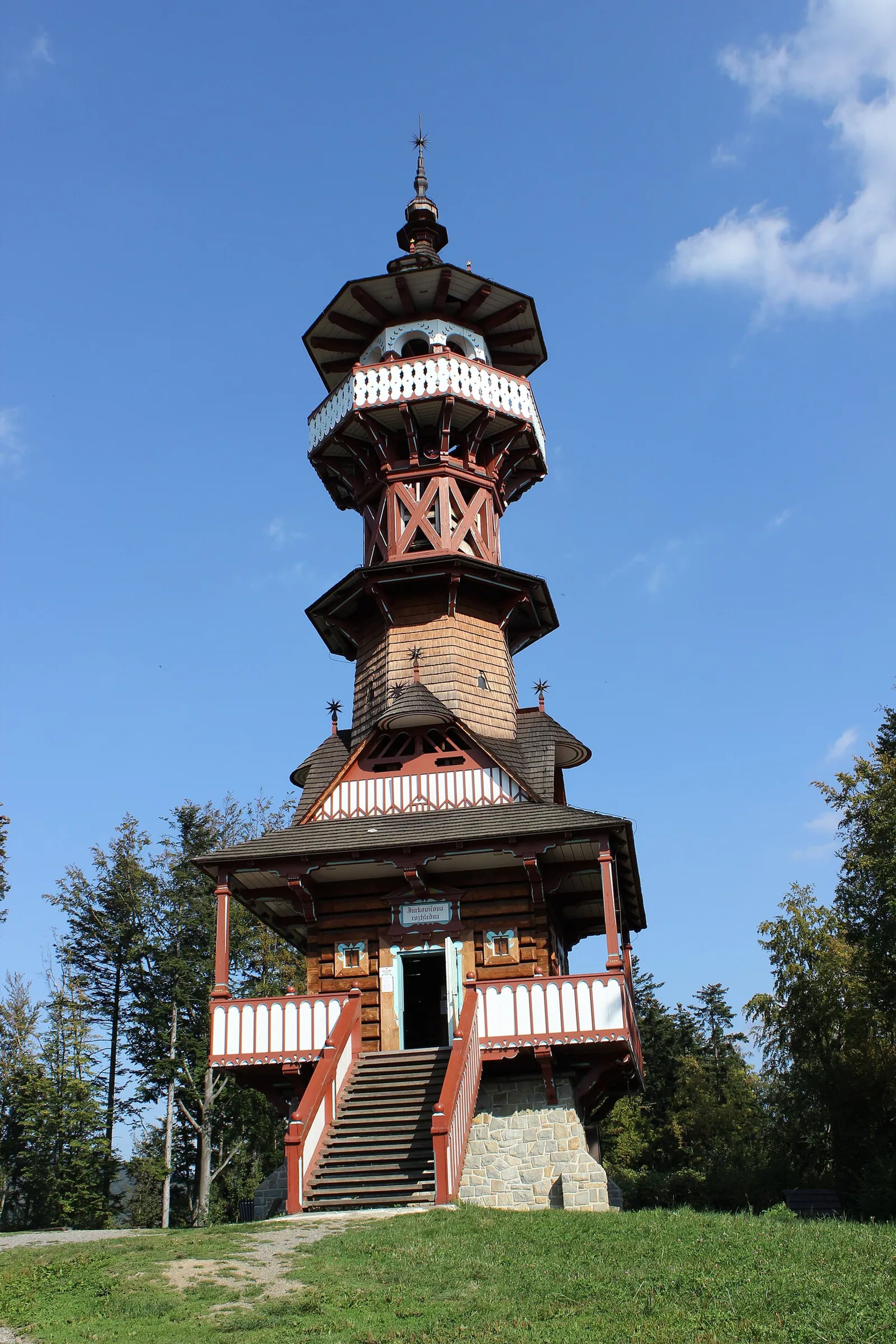 Jurkovičova rozhledna na Karlově kopci nad skanzenem