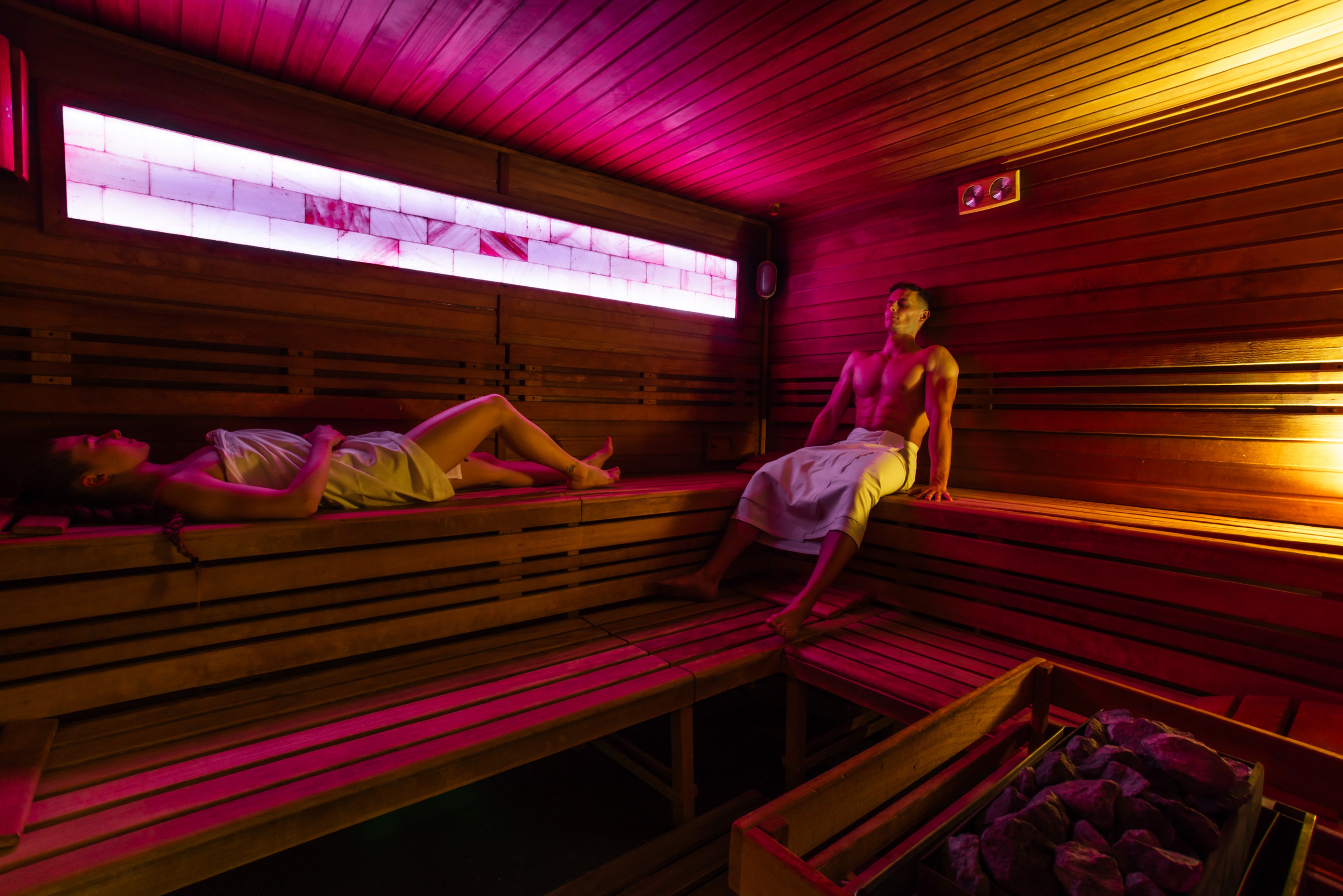 Finská sauna s barevným osvětlením a solnou stěnou