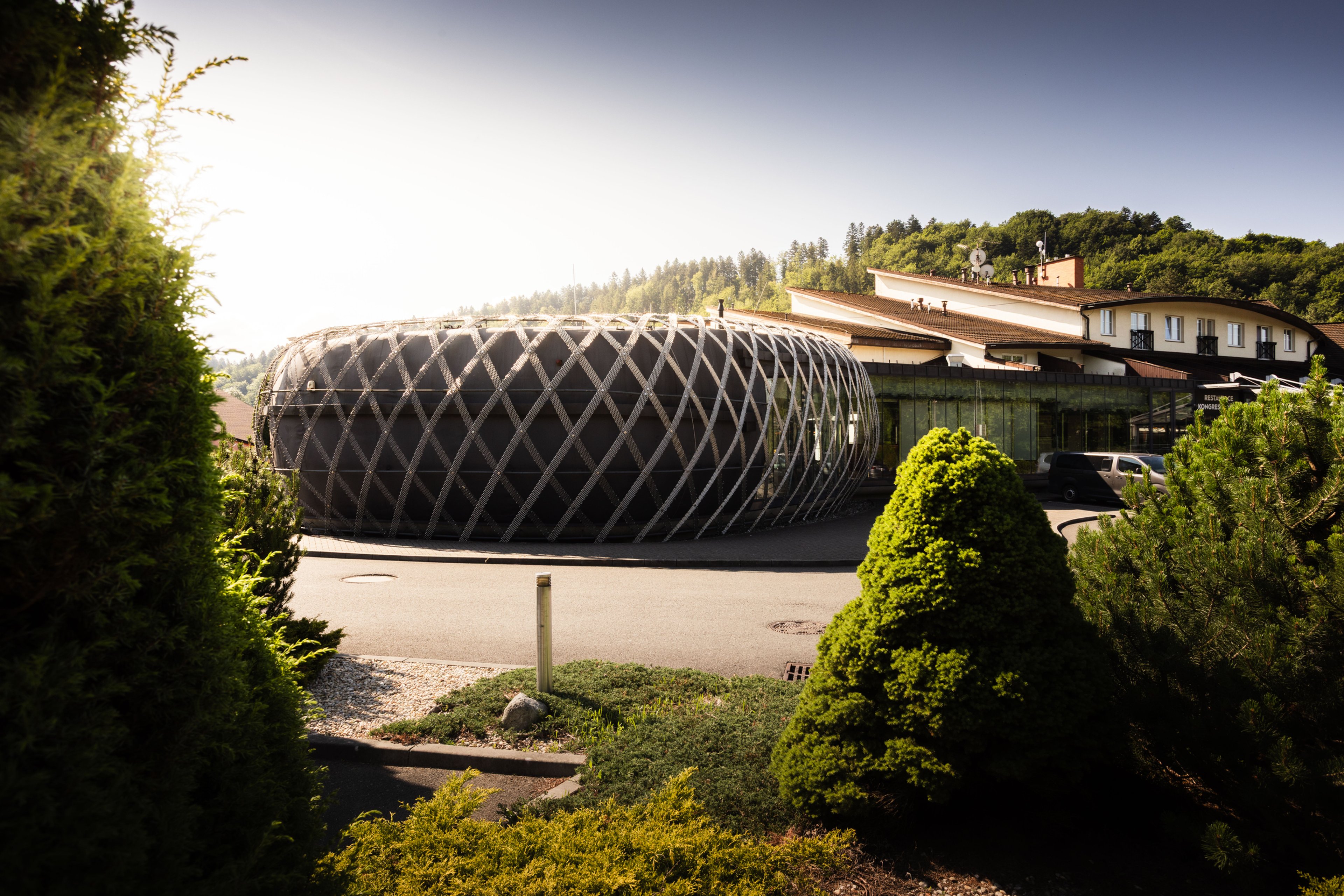 Kongresový sál Hotelu Eroplán — exteriér
