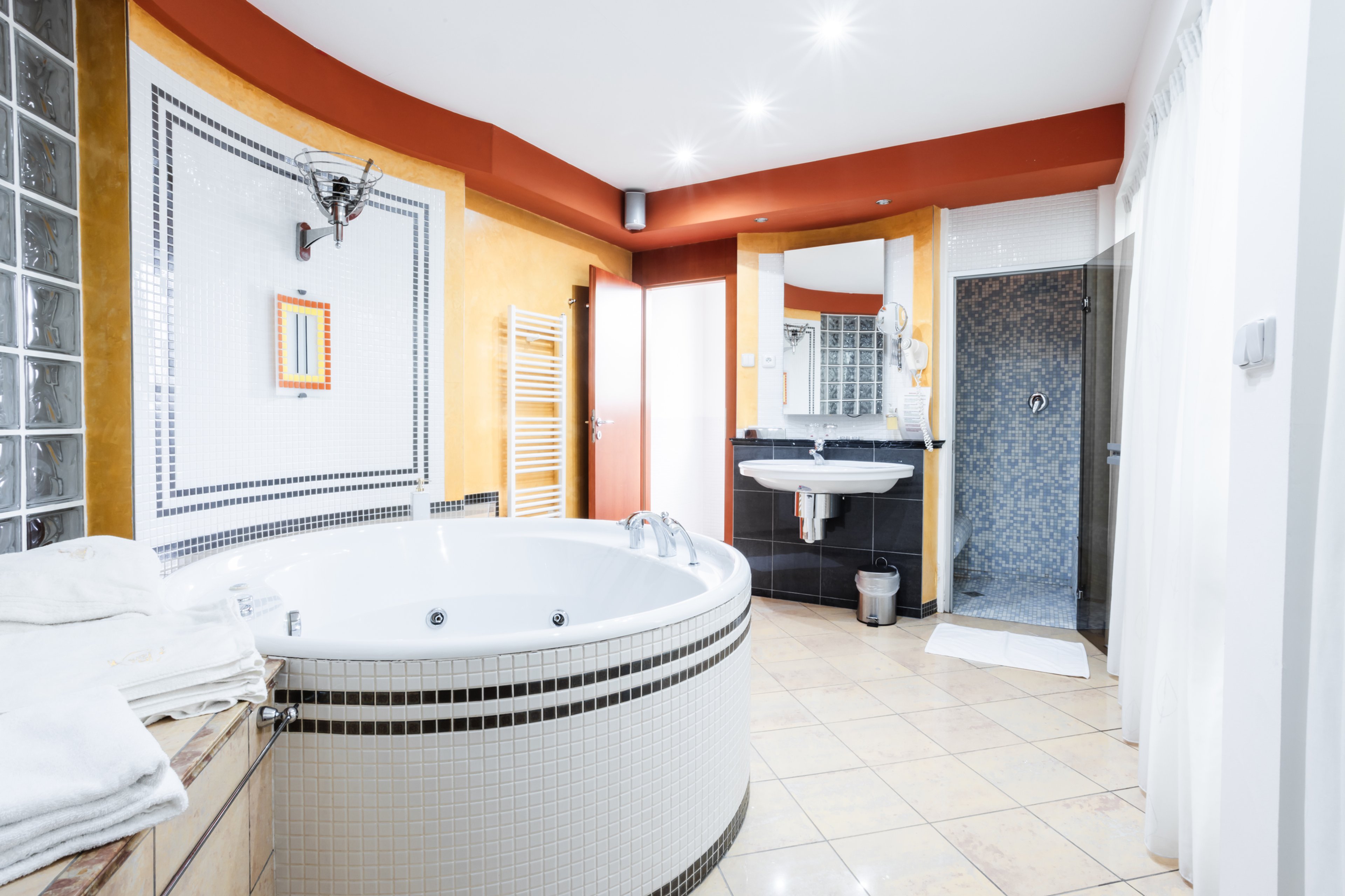 Luxusní apartmá — koupelna s whirlpoolem pro dvě osoby