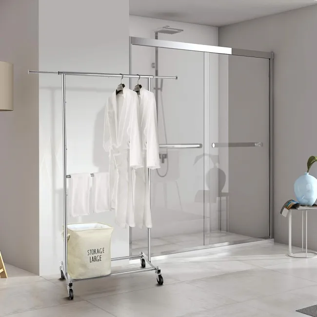 Colgador de ropa color cromo. Uso versatil para utilizar en recamanra, armario, baño, lavandería entre otros.