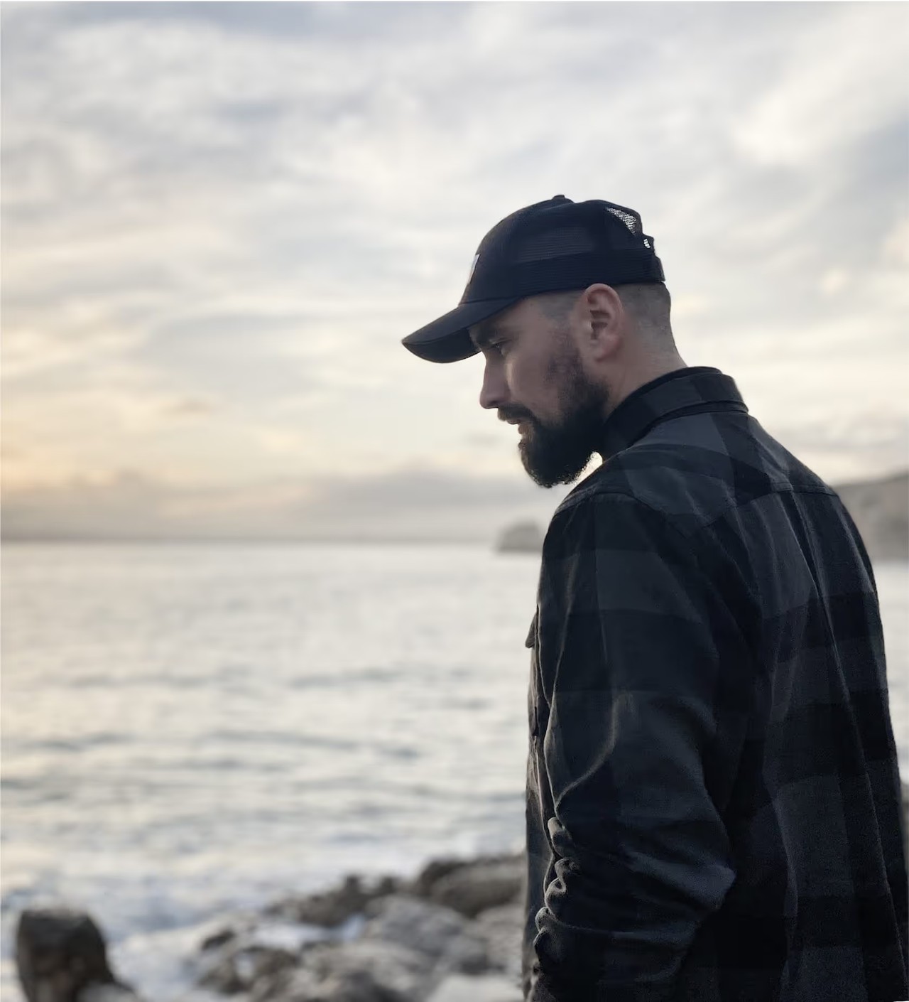 Jan Vodvárka, Webflow vývojář a designer, na skalnatém pobřeží při západu slunce