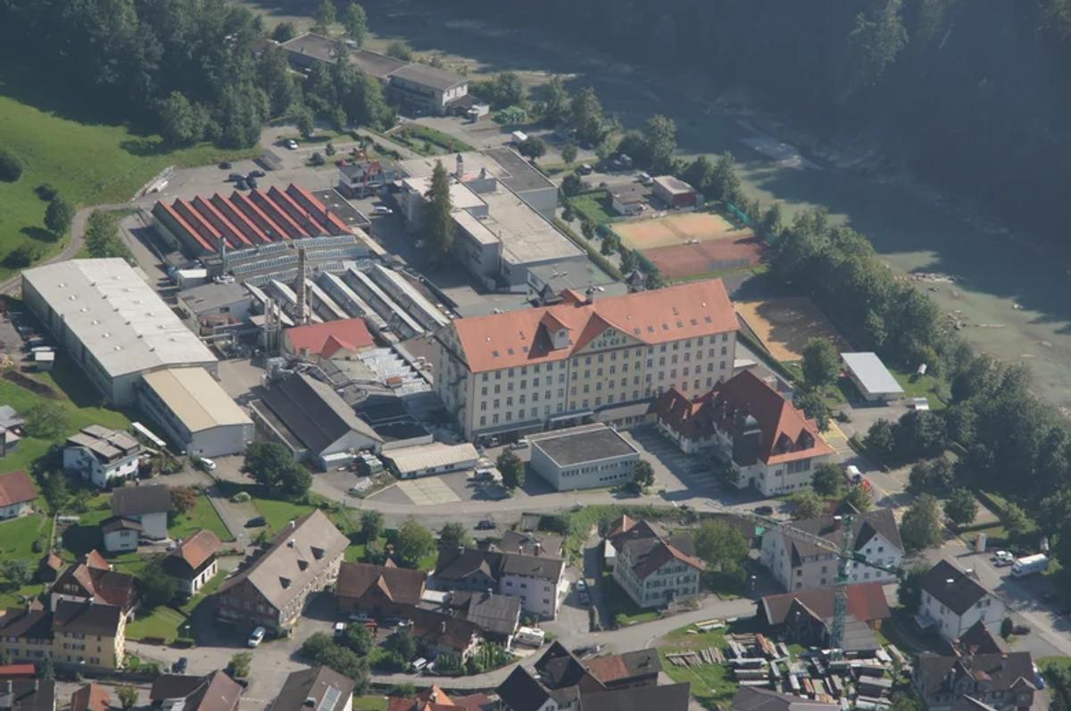 HEAD Kennelbach factory