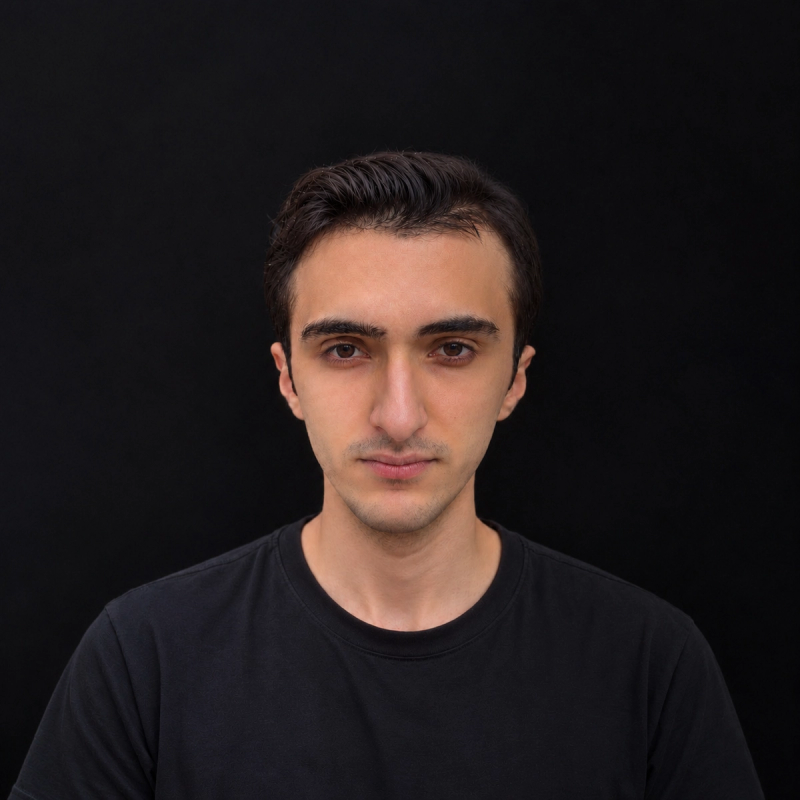 Ömer Faruk Şengül, siyah tişörtle stüdyo portresi