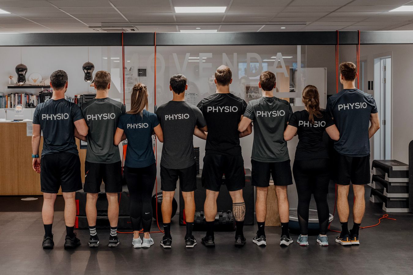 Kinesitherapeut werpt een bal naar een springende sporter
