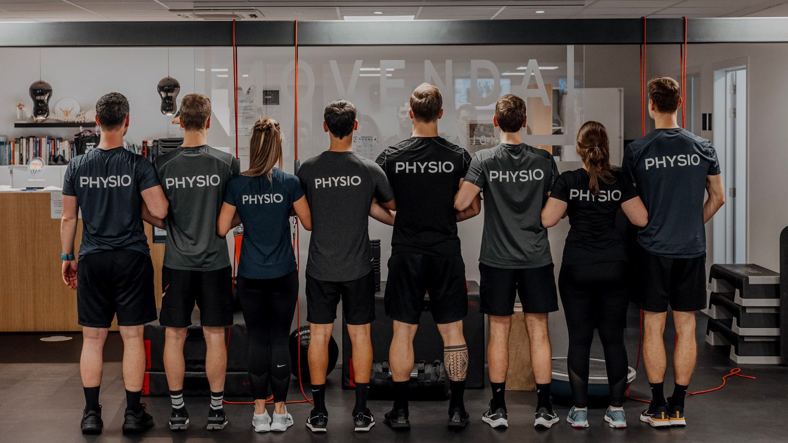 Kinesitherapeut werpt een bal naar een springende sporter