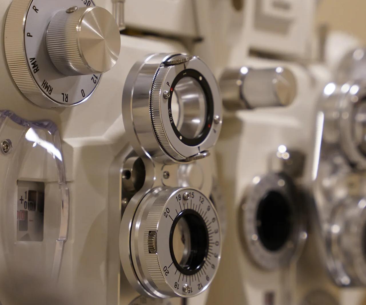 Detalhe do foróptero usado na adaptação de lentes de contacto