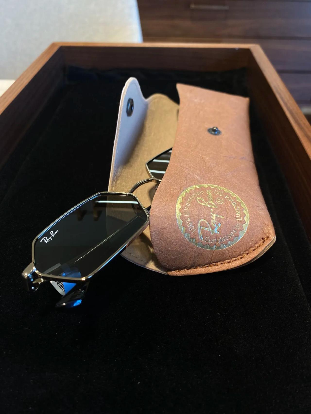 Óculos de sol Ray-Ban com estojo sobre veludo