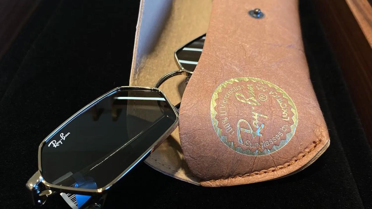 Óculos de sol Ray-Ban com estojo sobre veludo