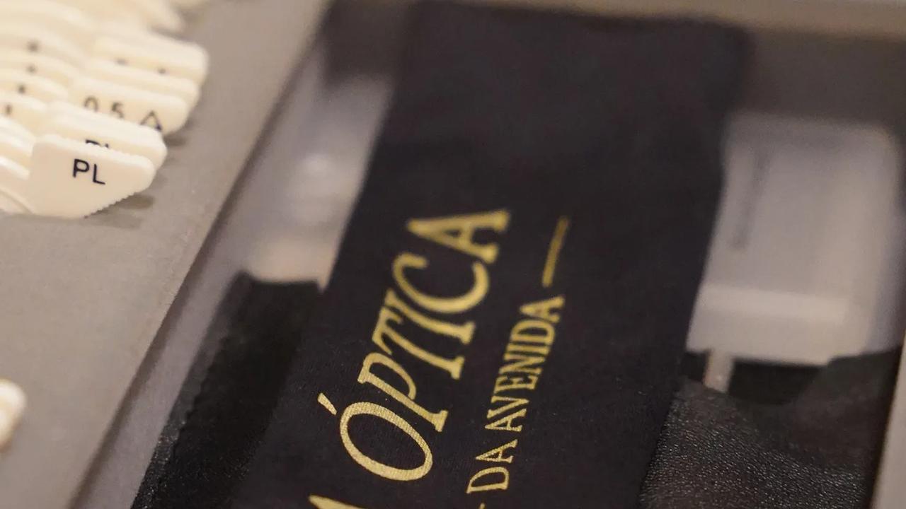 Estojo e pano de limpeza da A Óptica da Avenida