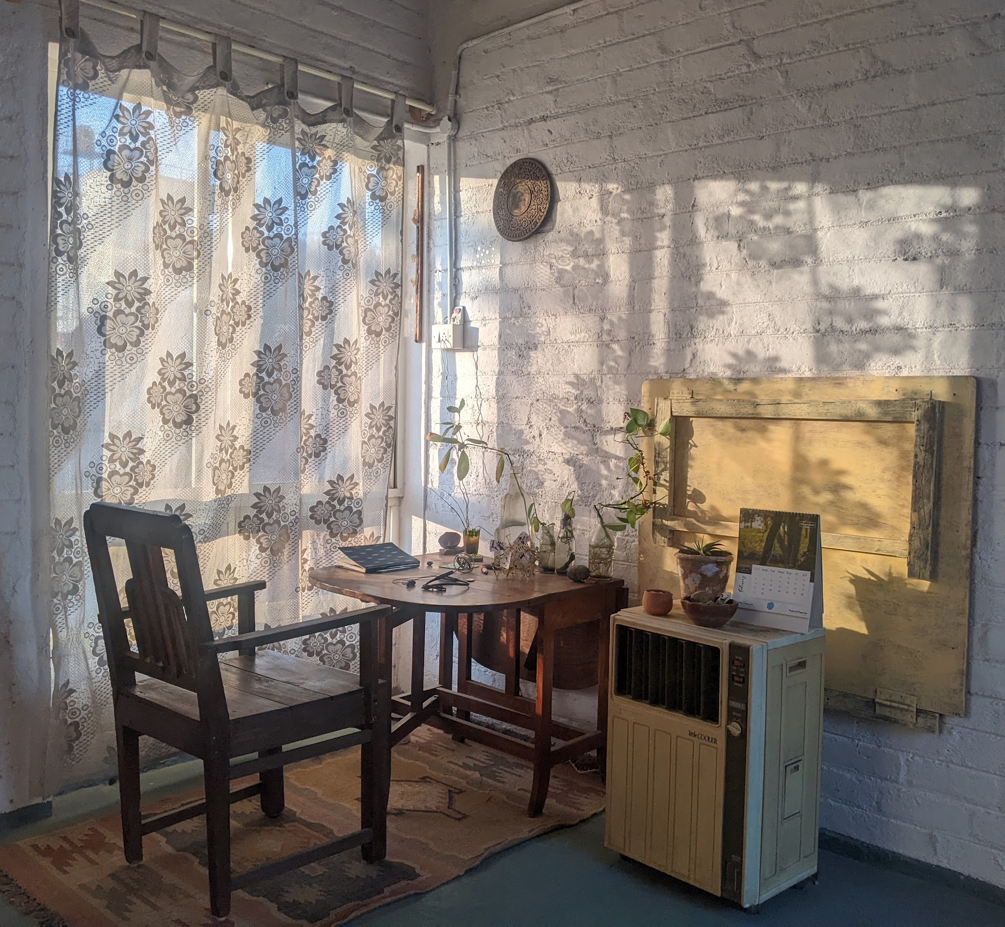 A Conversation Between a House and a Ghost