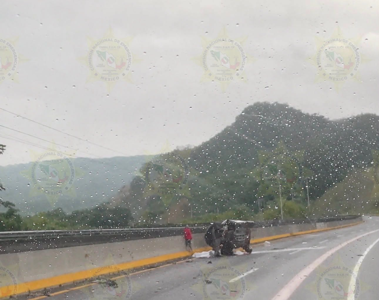 ¡Volcadura en la Autopista 200D rumbo a Puerto Vallarta!