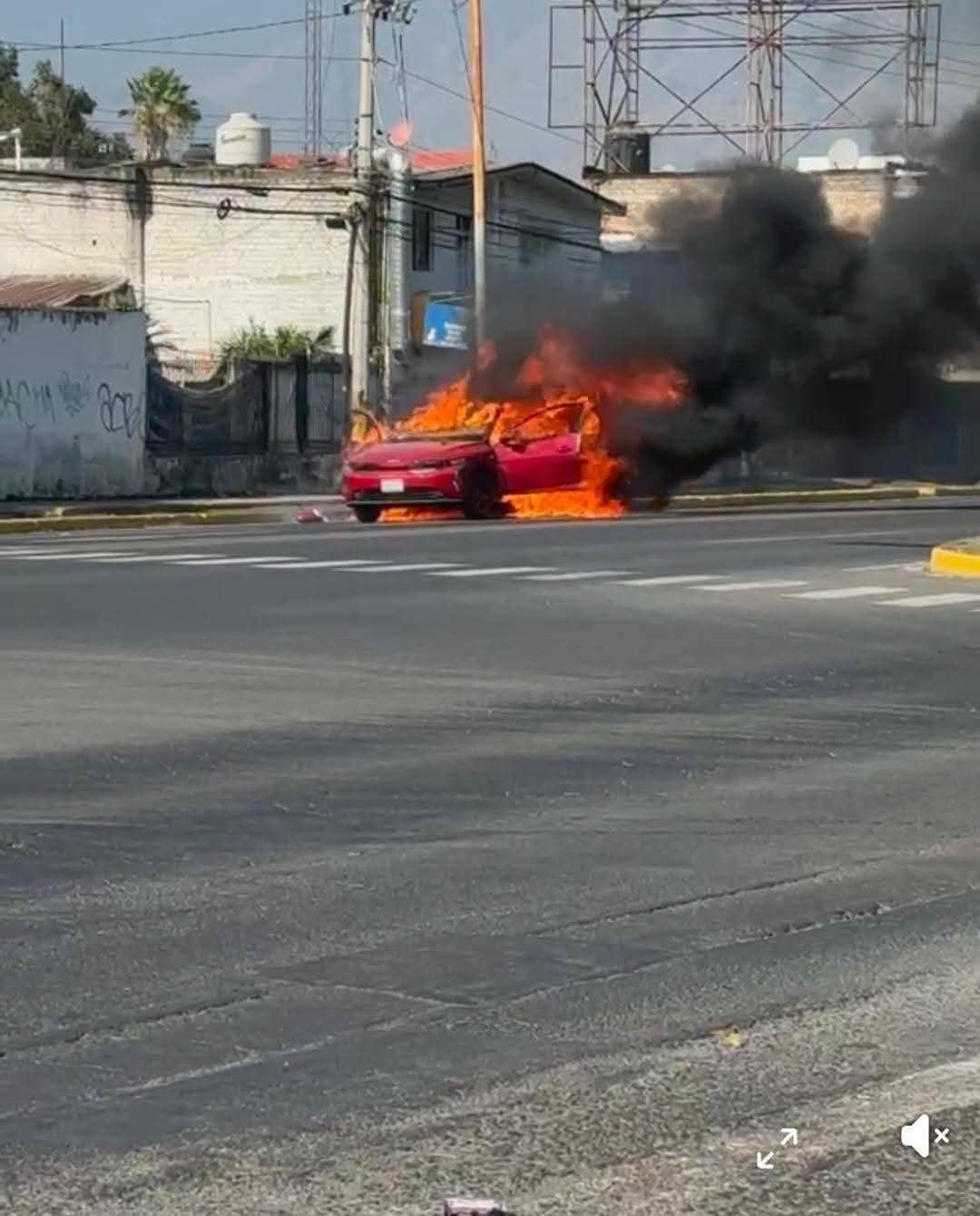 CARRO QUEMADO EN TEPIC