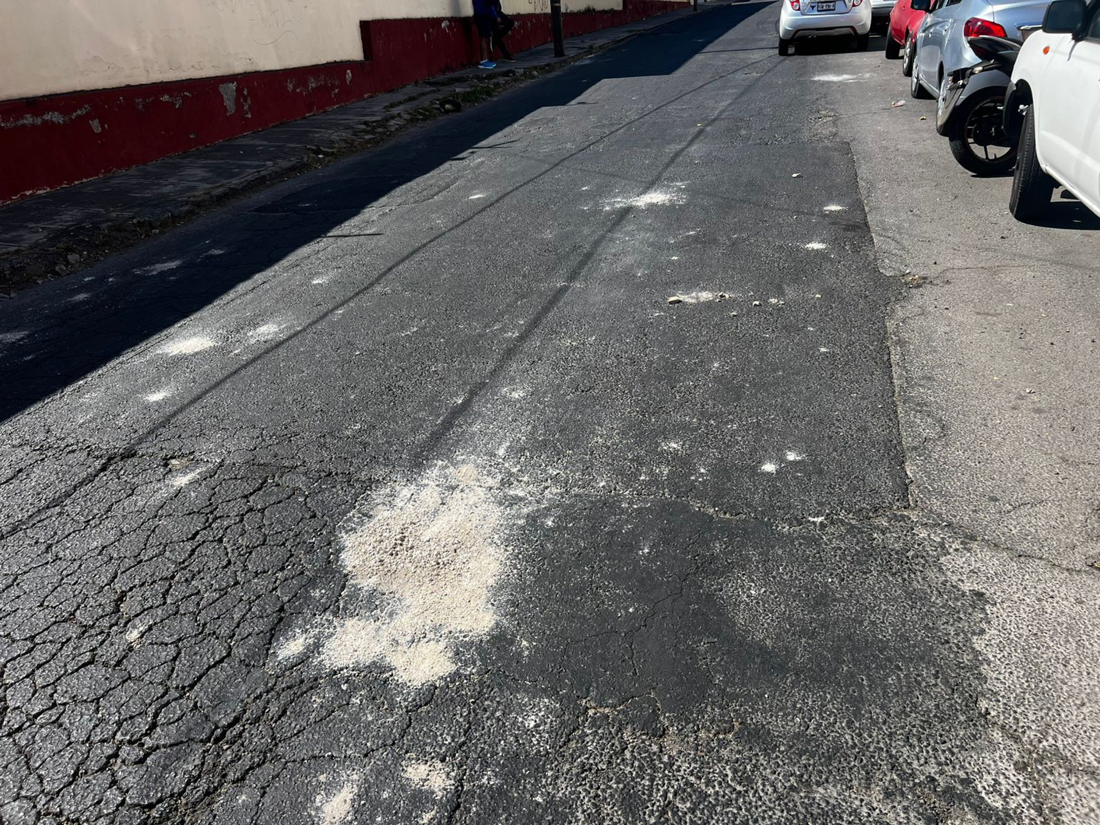 ALUMNOS DE LA FEDERAL 2, LANZAN OBJETOS A LA CALLE