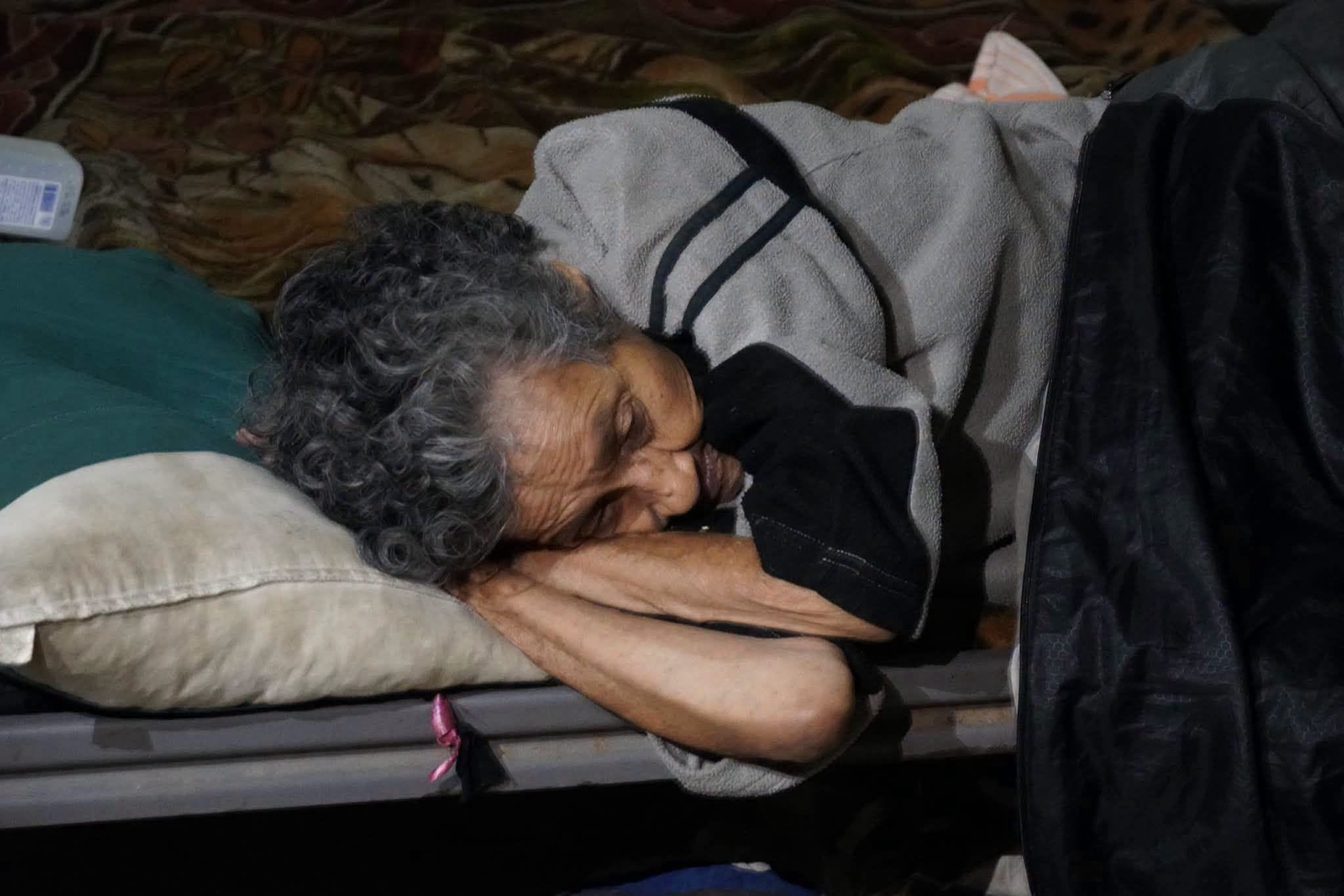 MUERE ENTRE EL ABANDONO: DOÑA CELIA COMÍA PLÁSTICO PARA CALMAR EL HAMBRE