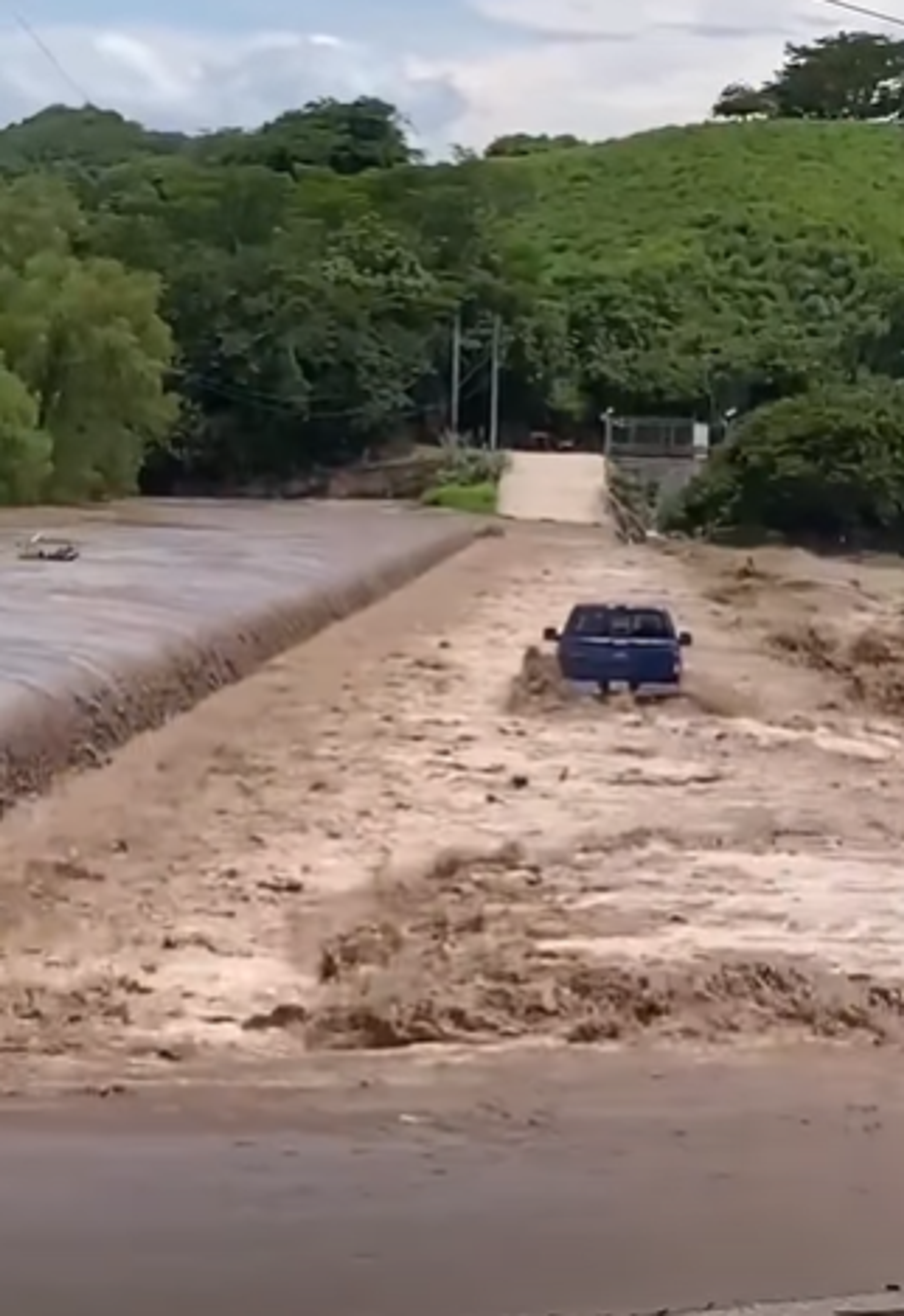  ¡LA CORRIENTE SE LA LLEVÓ AL INTENTAR CRUZAR! 