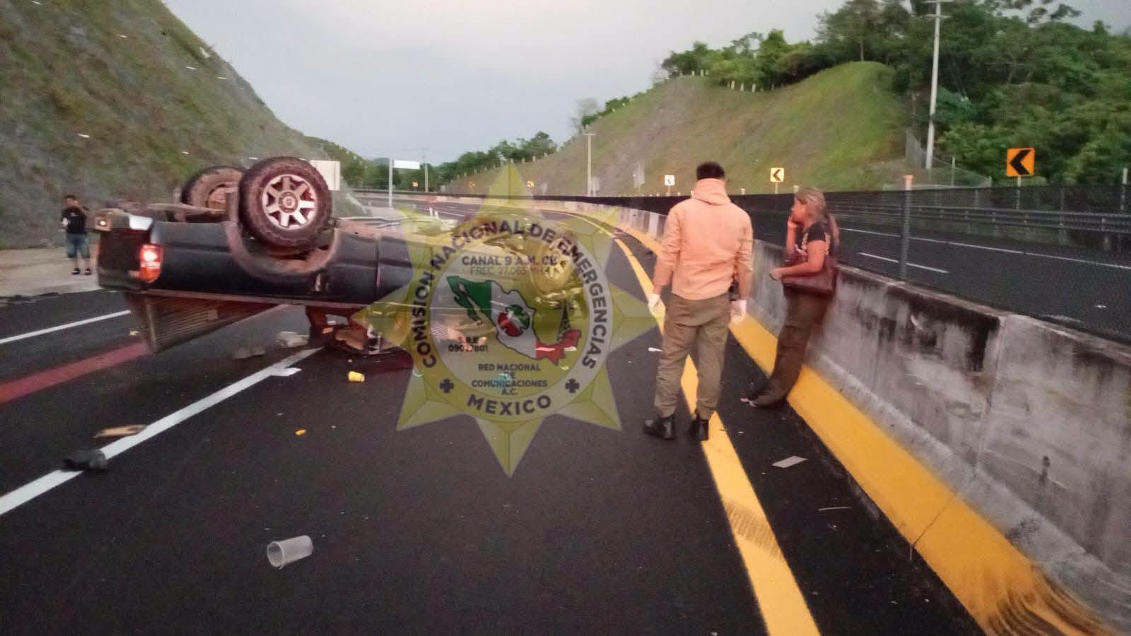 VOLCADURA DE CAMIONETA PROVOCA REDUCCIÓN DE CARRILES EN LA AUTOPISTA 200