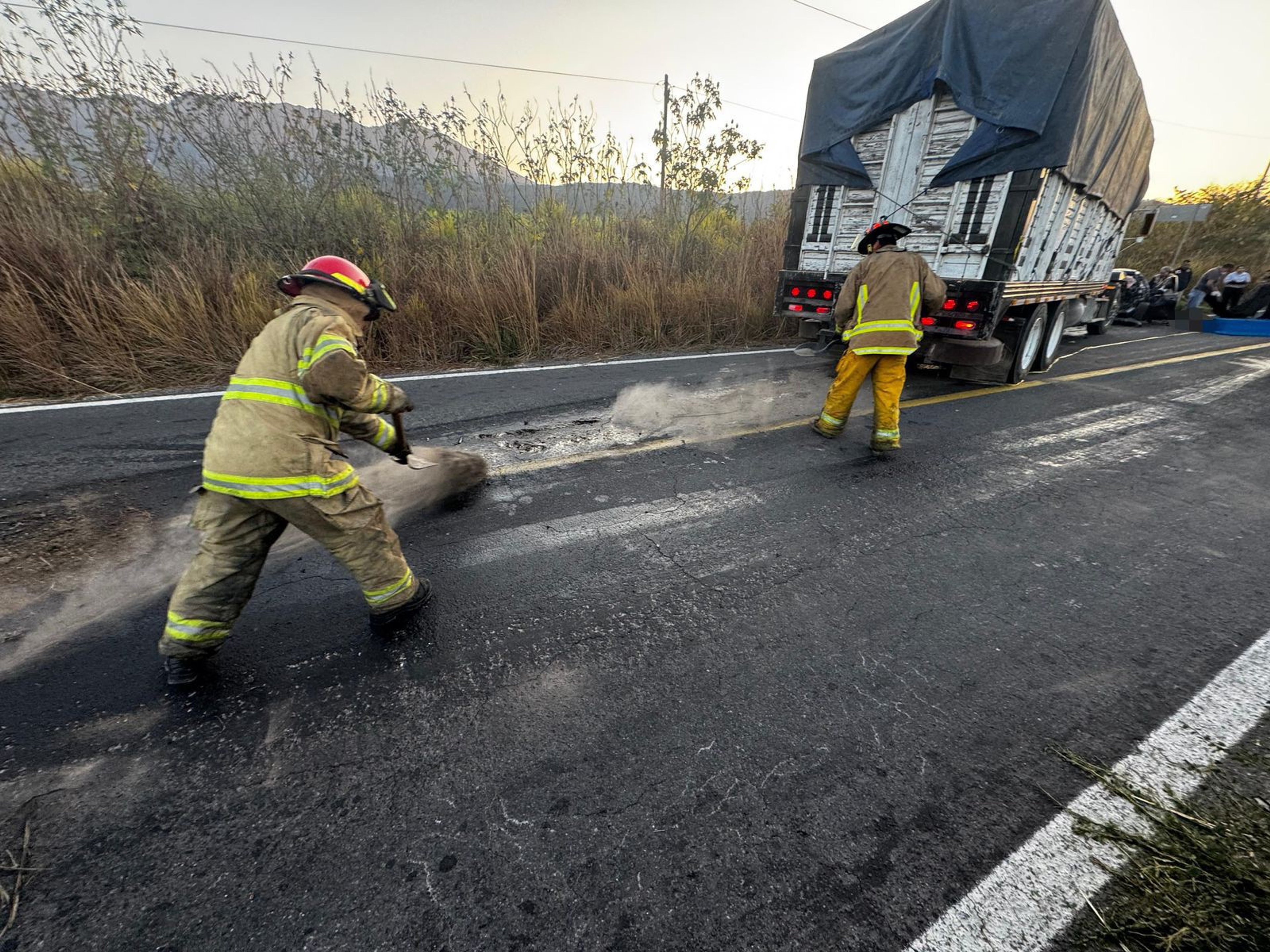 BOMBEROS APAGANDO INCENDIO