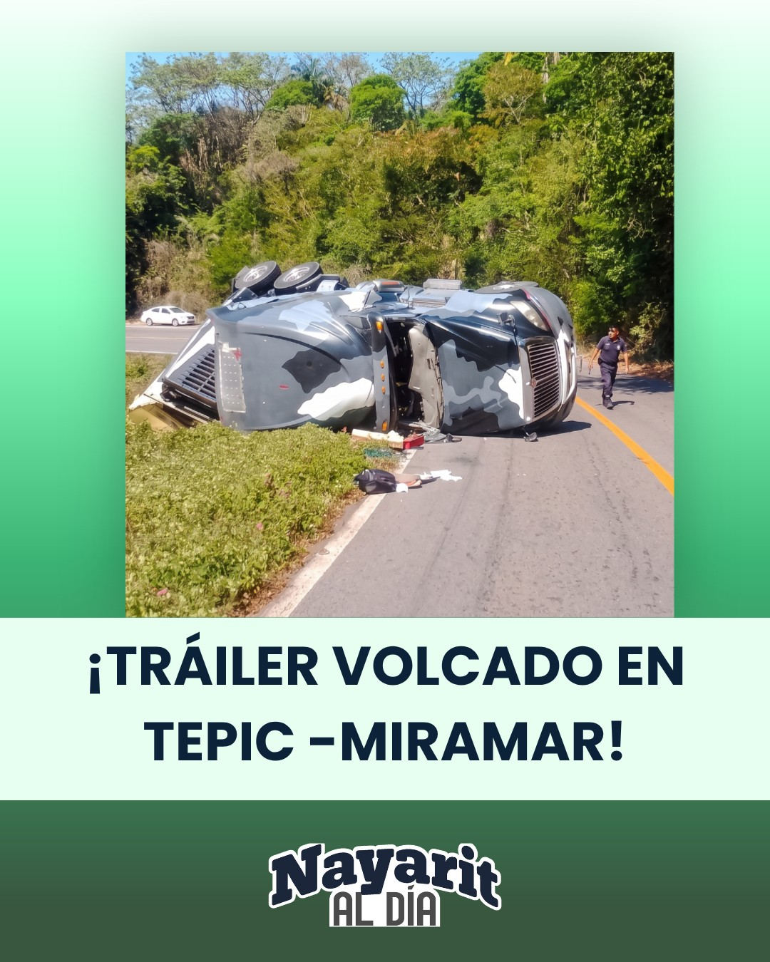 ¡TRÁILER TERMINA VOLCADO EN LA CARRETERA TEPIC–MIRAMAR!