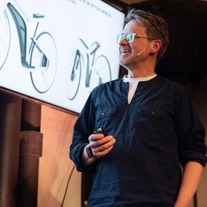 Anders Hansen onstage at IxDA Oslo