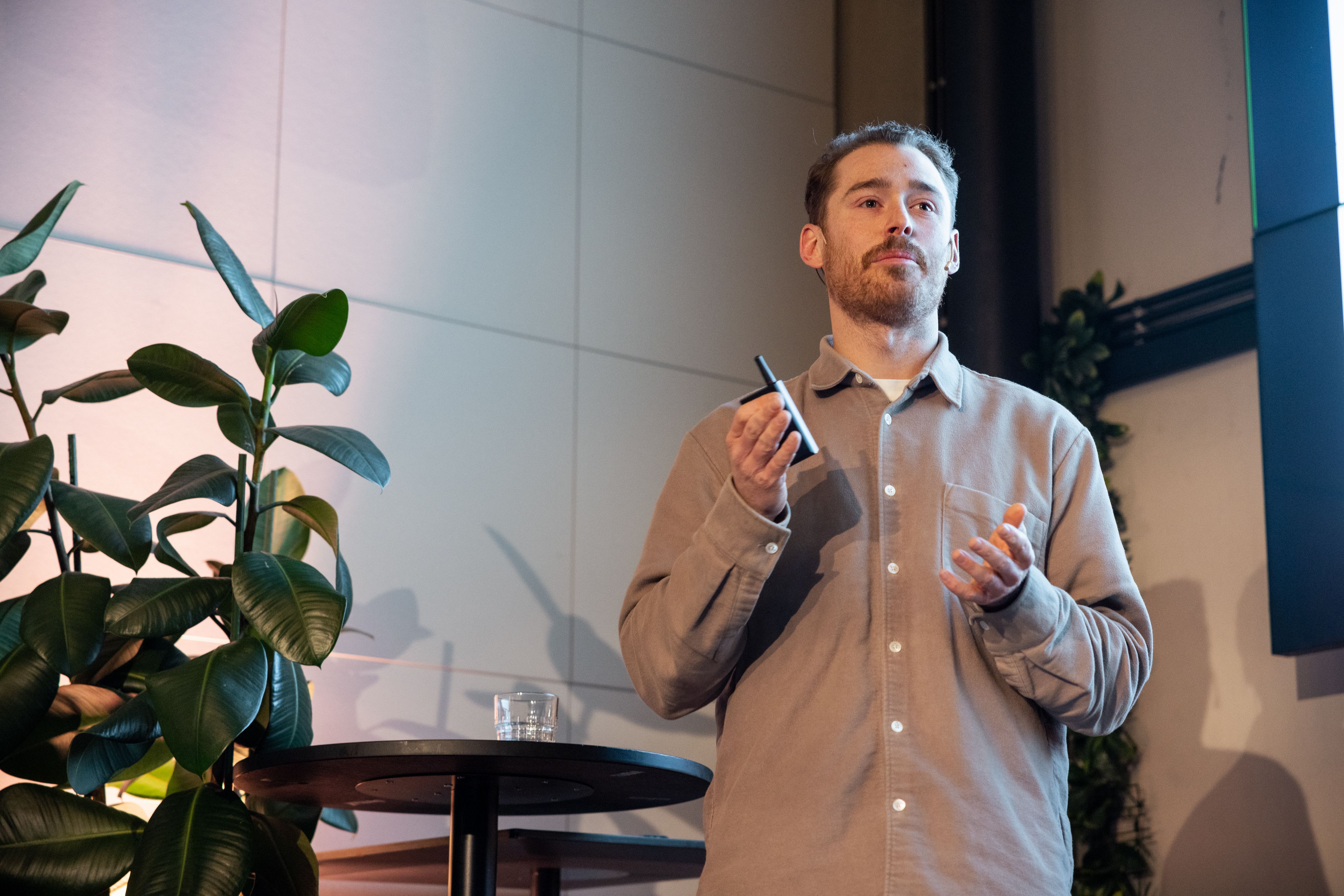 Stian Surén of reMarkable onstage at IxDA Oslo's meetup Nº 149, in the Atrium at MESH Youngstorget