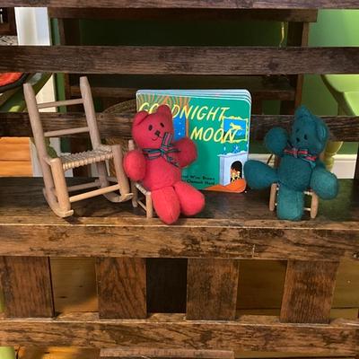 teddies sit on chairs