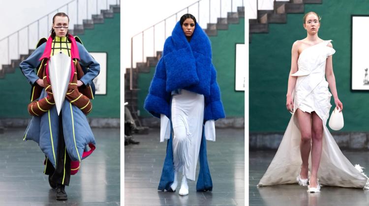 Tre modeller på catwalk: en i färgglad vadderad kappa med spetsig detalj, en i stor blå fluffig sjal, en i vit asymmetrisk klänning.