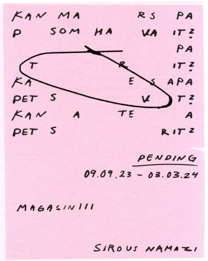 Handskriven rosa utställningsaffisch med fragmenterad text och en ritad ögla: "Pending", 09.09.23–03.03.24, Magasin III, Sirous Namazi.