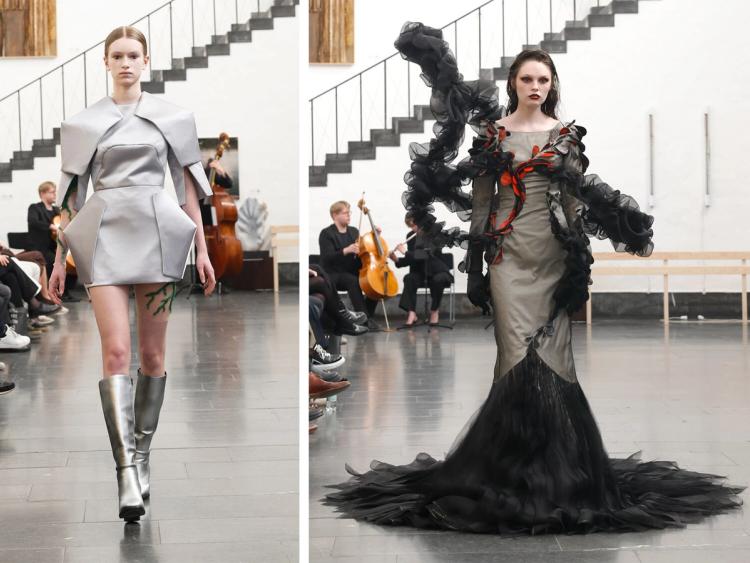 Två modeller på catwalk: en i silvrig kantig minikläning och silverstövlar, en i grå sjöjungfruklänning med svarta tyllvolanger.