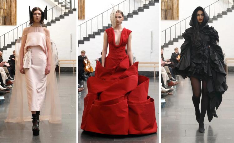 Tre modeller på catwalk: en i ljusrosa klänning med tyllcape, en i röd klänning med skulpturala veck, en i svart volangklänning med huva.