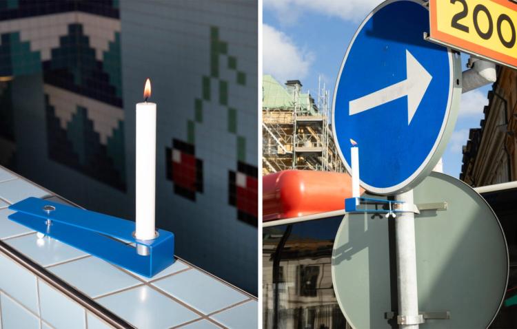 Tvådelad bild av en blå ljushållare med tänt vitt ljus: på en kaklad kant i tunnelbanan och fastklämd på en vägskyltstolpe.