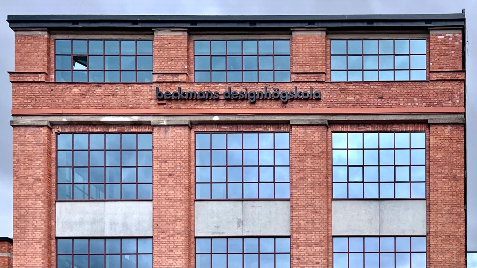 Tegelfasad med stora spröjsade fönster och skylten "beckmans designhögskola".