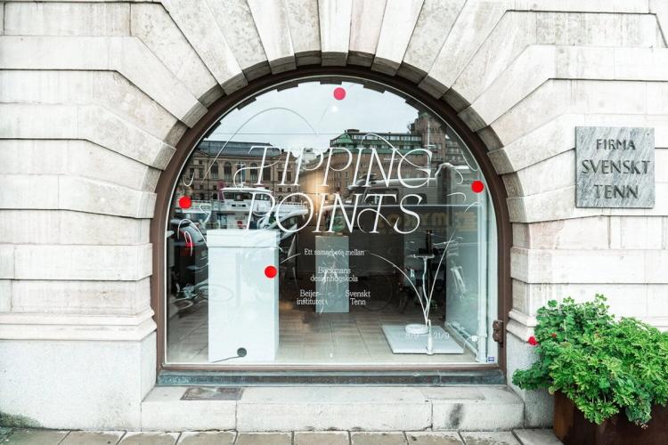 Välvt skyltfönster hos Svenskt Tenn med texten "Tipping Points" och röda prickar, samarbete med Beckmans och Beijerinstitutet.