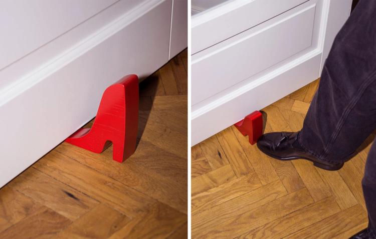 Tvådelad bild av ett rött dörrstopp format som en högklackad sko, under en vit dörr på fiskbensparkett, en fot knuffar det på plats.