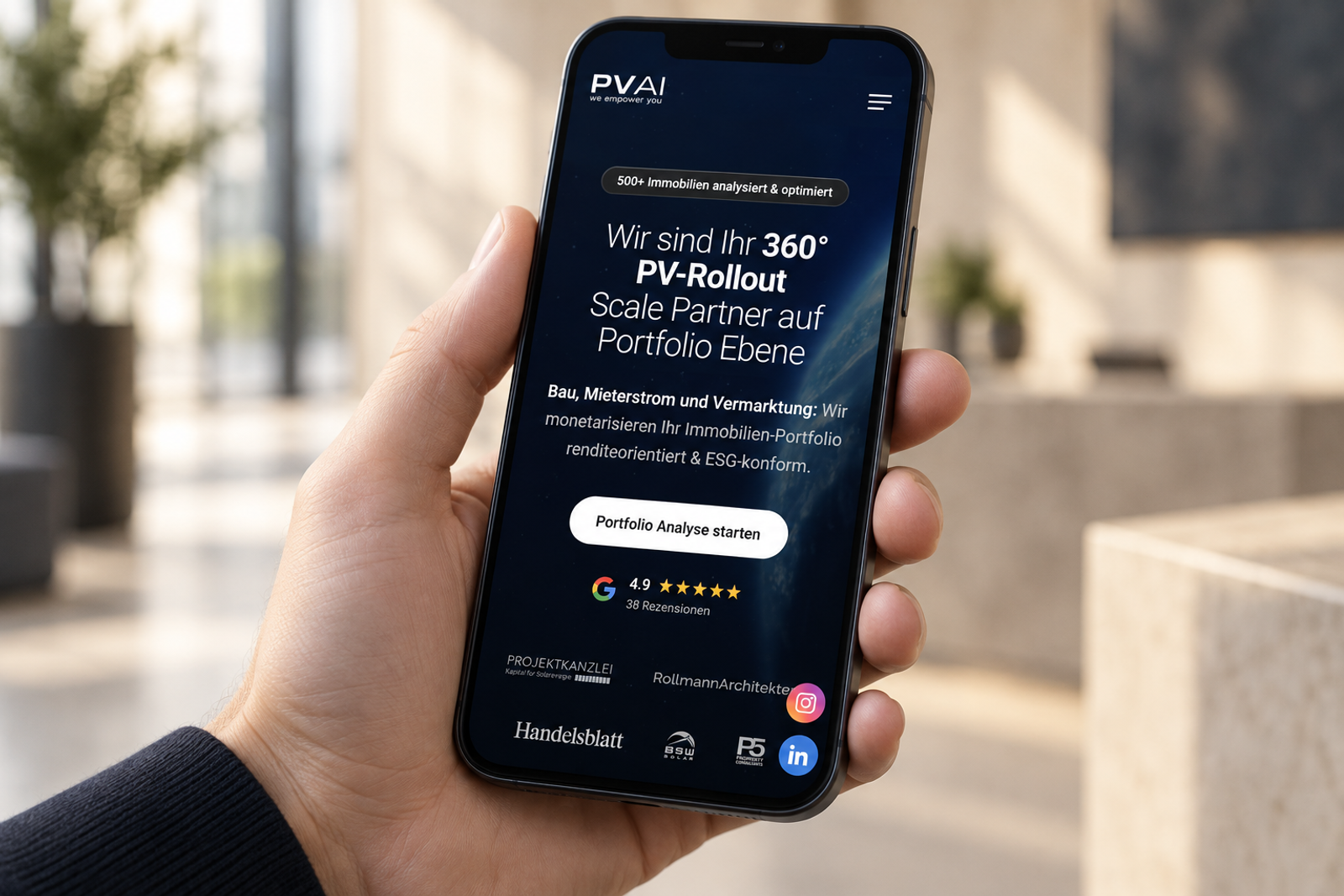 Mobile PVAI Startseite auf einem Smartphone in der Hand