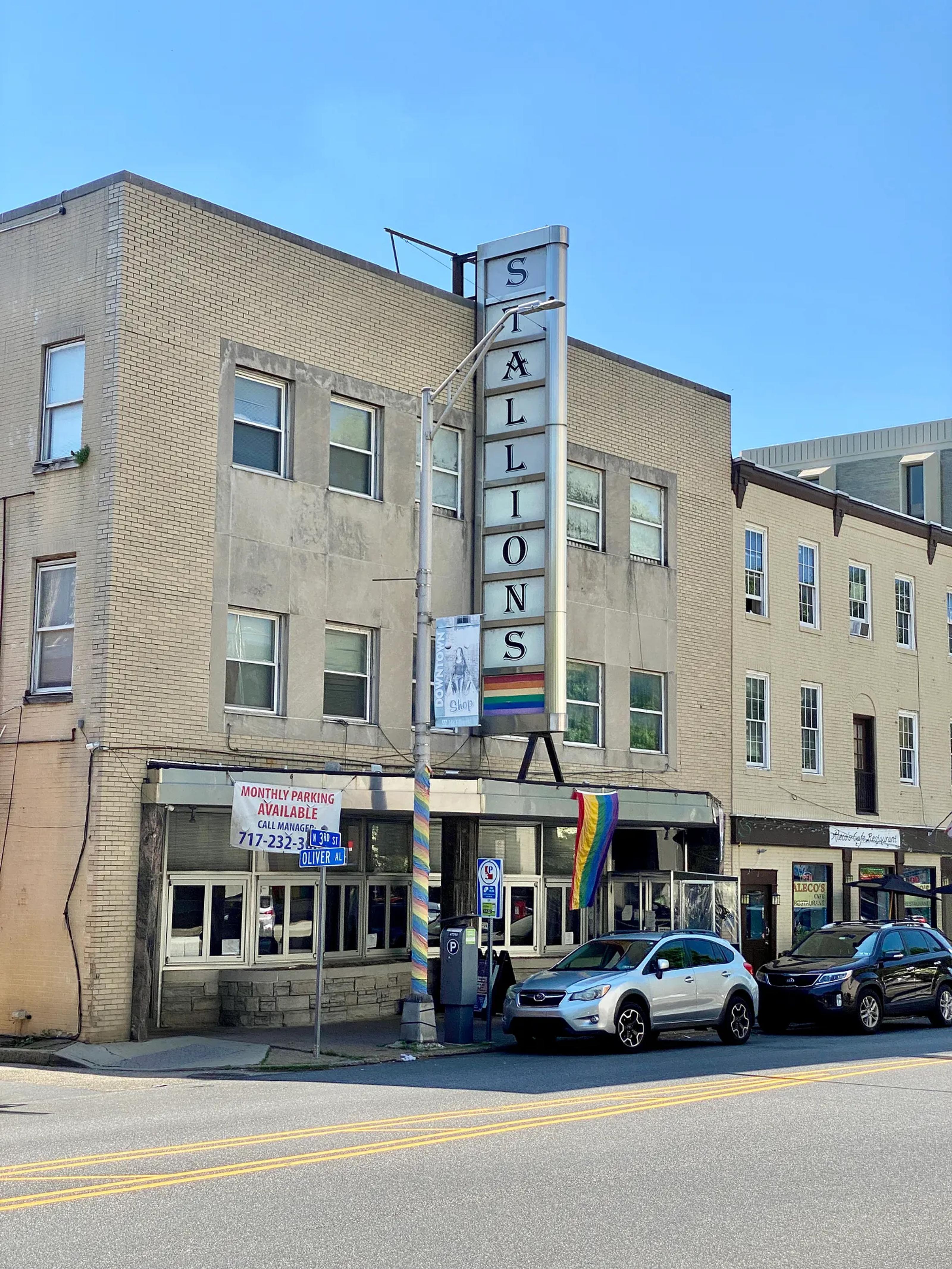 Stallions Bar; Photo by Warren LeMay [CC BY-SA]