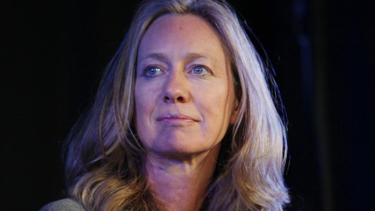 Photo of article writer Justine Roberts reflecting on being a mum