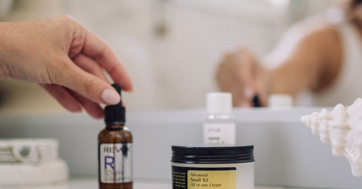 Koupelnová scéna s produkty péče o pleť Corsx a Revox