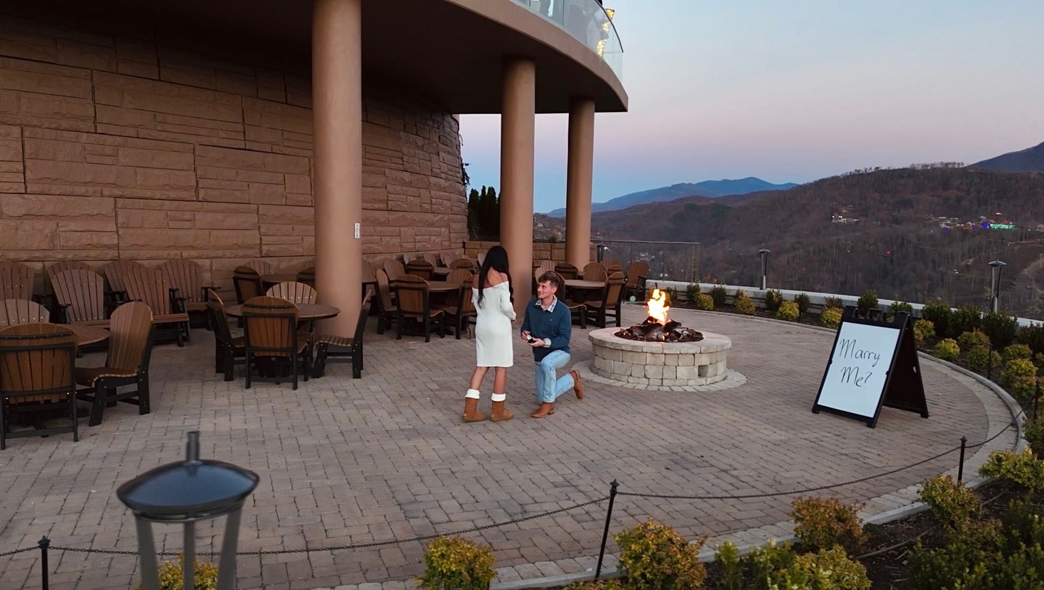 guy on knee, proposing to his girlfriend at gatlinburg skypark