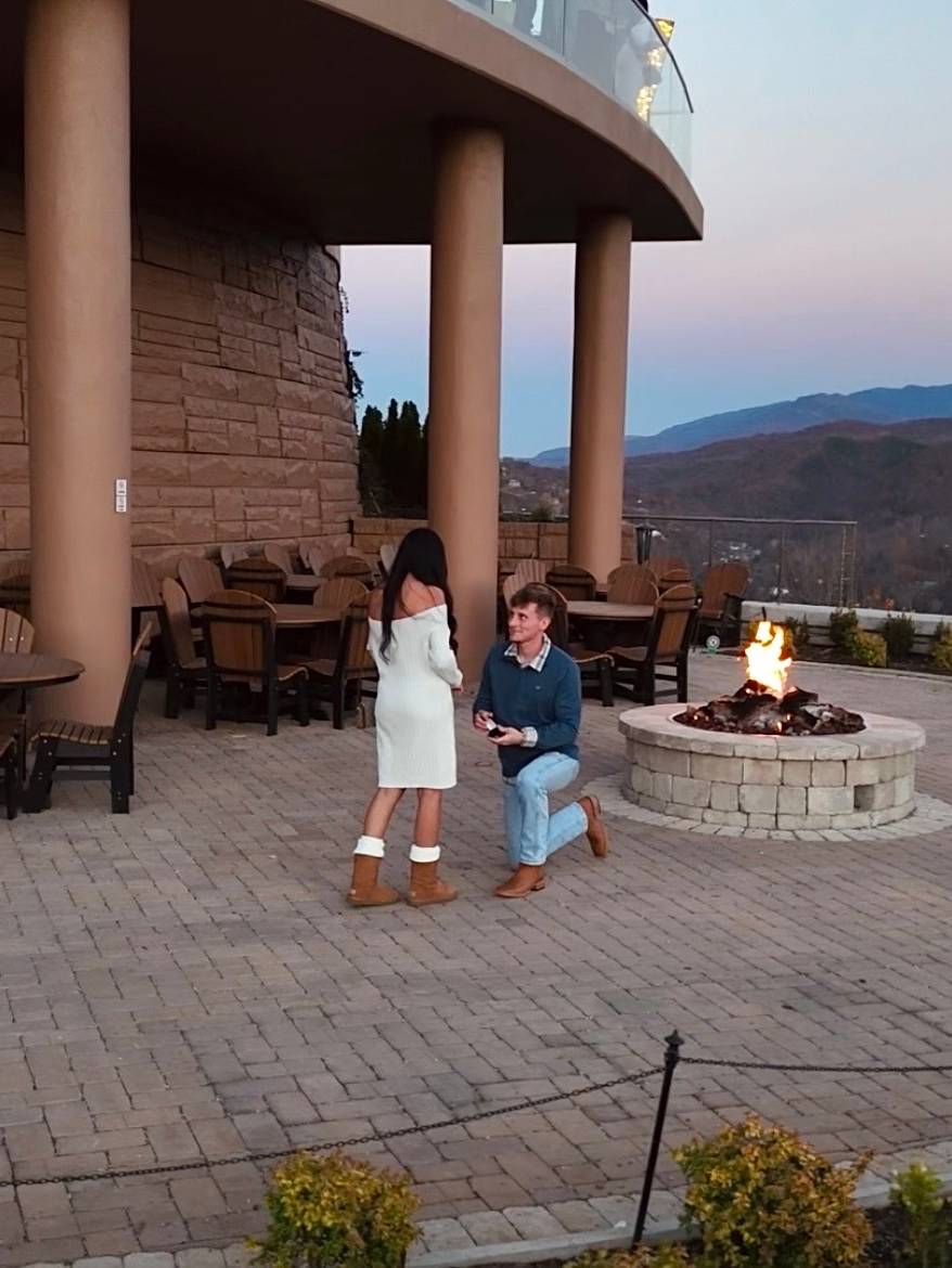 guy on knee, proposing to his girlfriend at gatlinburg skypark